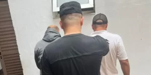 Taxistas agredieron al conductor de una app y fueron detenidos por la Policía