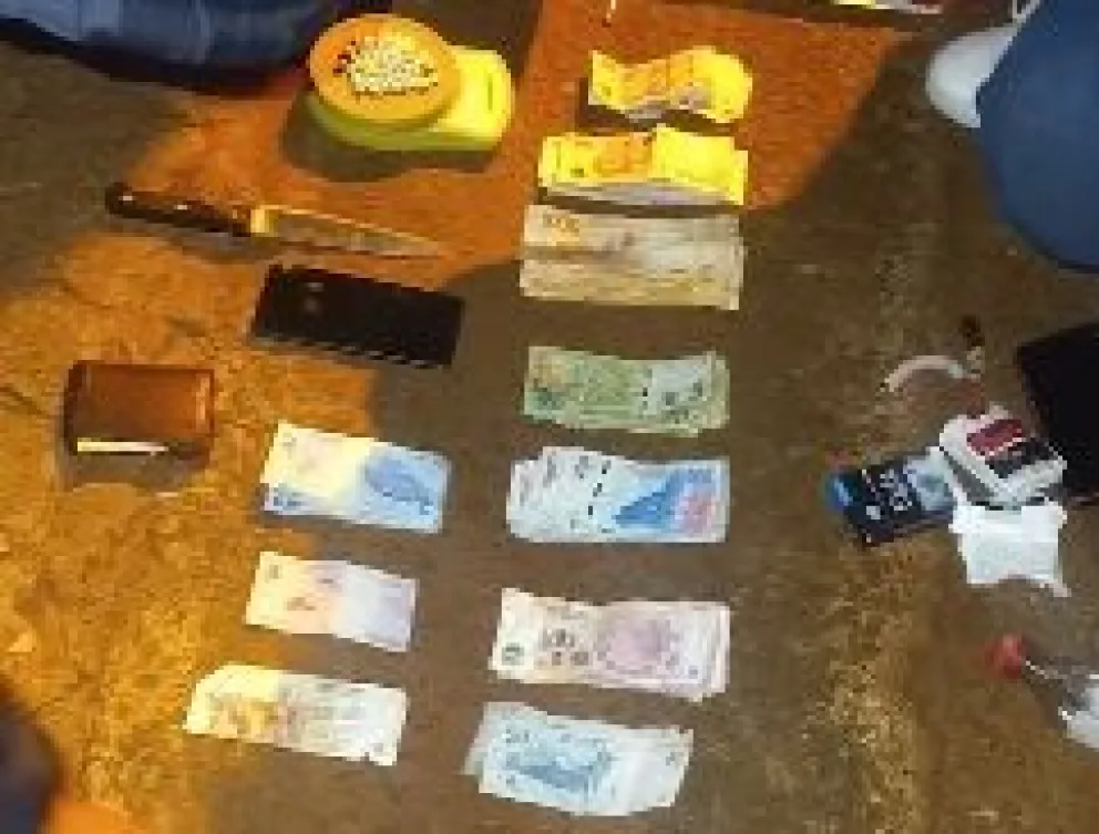 Tres detenidos con 61 dosis de cocaína y $130 mil en efectivo