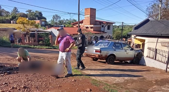 Un auto sin control atropelló a una mujer y chocó contra una casa en Eldorado