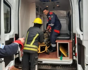 Un hombre recibió una descarga eléctrica cuando operaba una grúa hidráulica