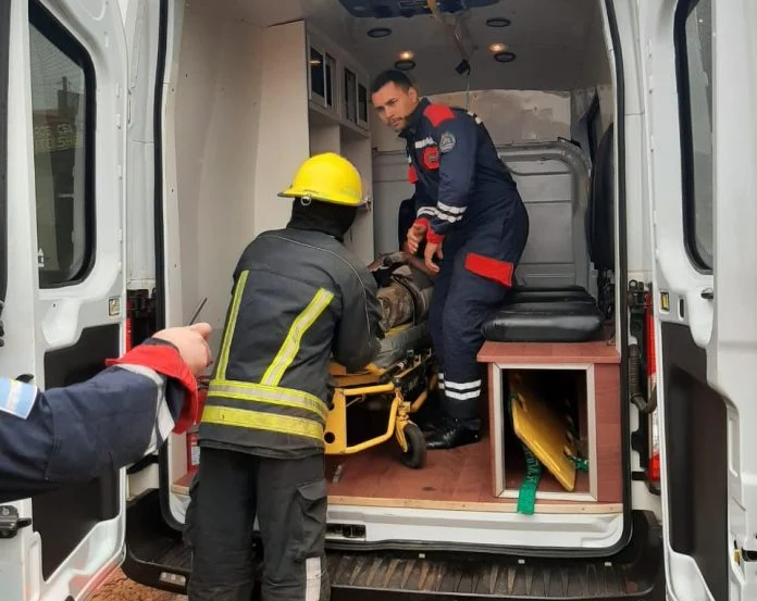Un hombre recibió una descarga eléctrica cuando operaba una grúa hidráulica