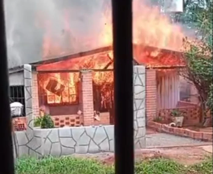 Un incendio consumió por completo una vivienda