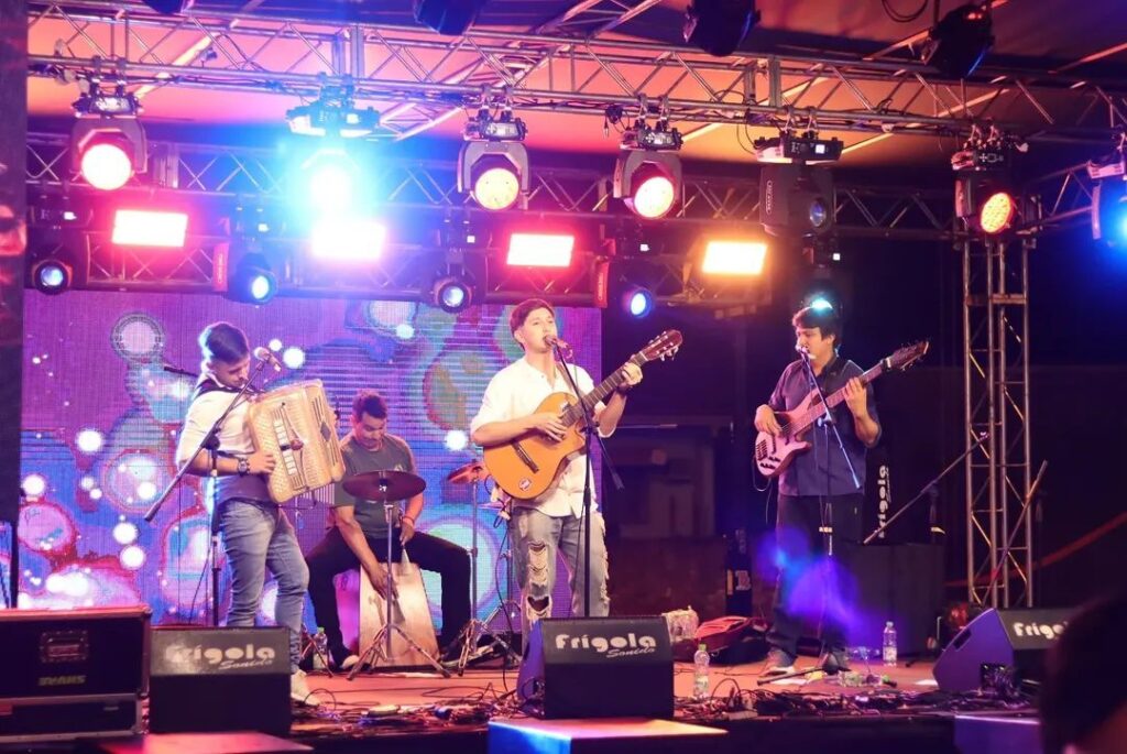 Eldorado vivió una noche de fiesta patriótica con la Peña Celeste y Blanca