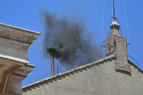 la fumata negra persiste en el Vaticano