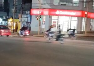 motociclistas que realizaron maniobras peligrosas en Eldorado
