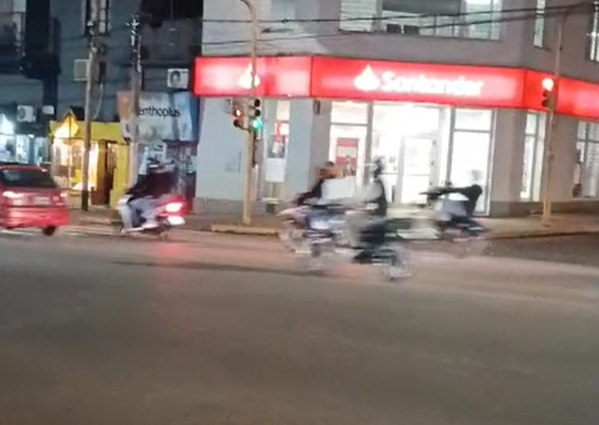 motociclistas que realizaron maniobras peligrosas en Eldorado