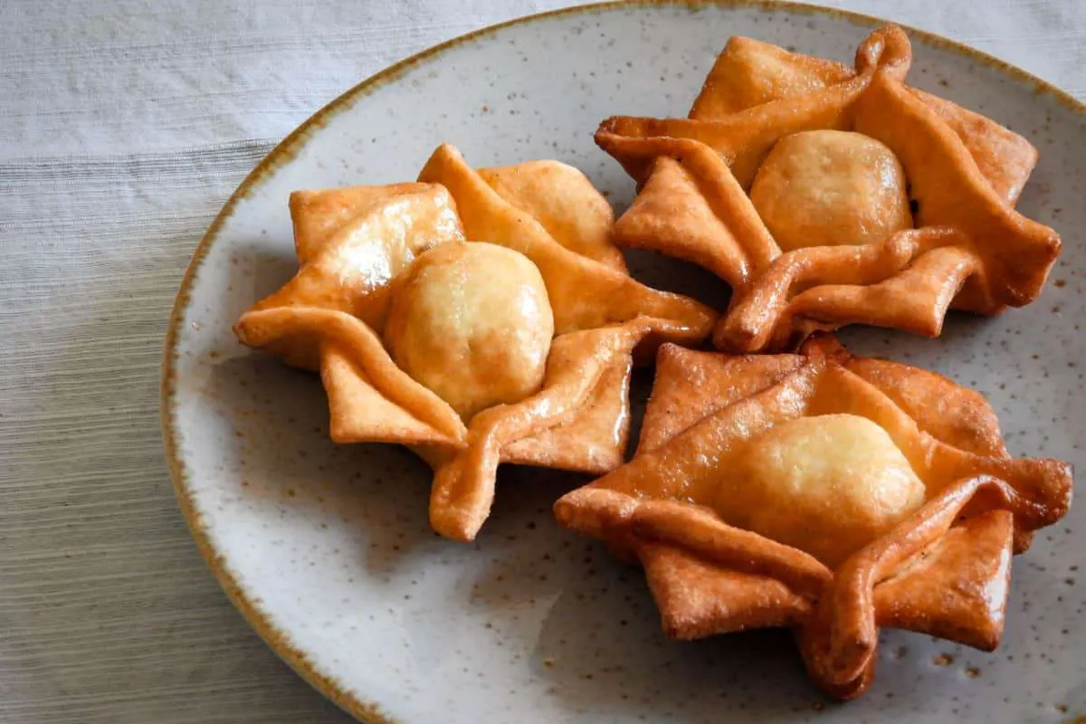 una misionera se paga la carrera vendiendo pastelitos