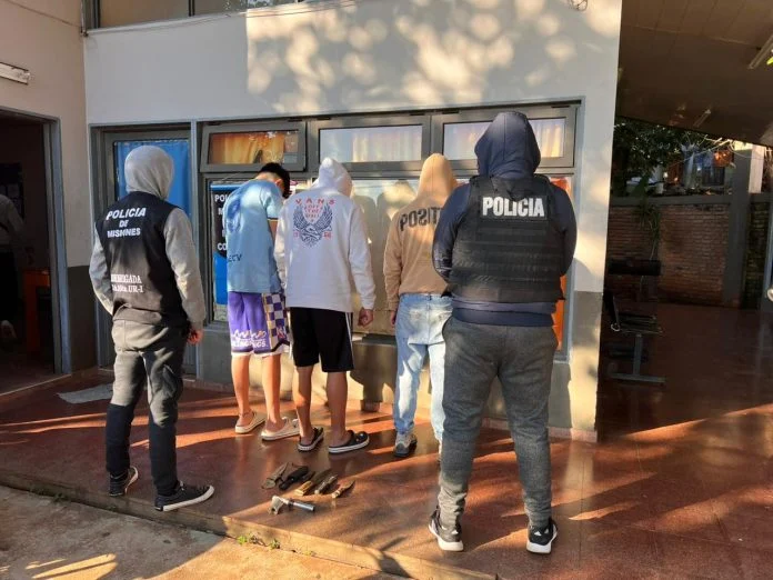 Delincuentes intimidaban a sus vecinos con armas tumberas