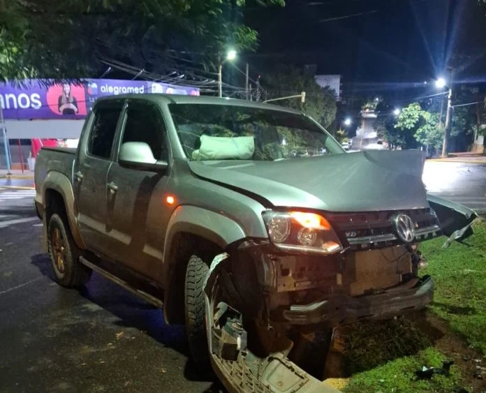 Despiste de una camioneta dejó daños materiales