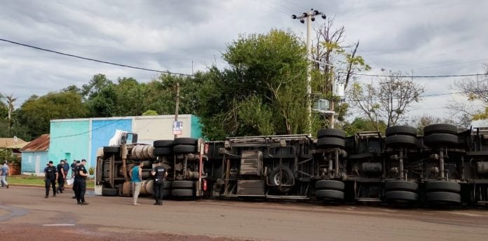 Despistó y volcó un camión con madera en la Ruta 12