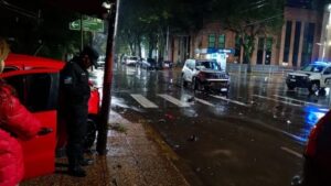 Dos automóviles colisionaron y uno terminó impactando a un local comercial