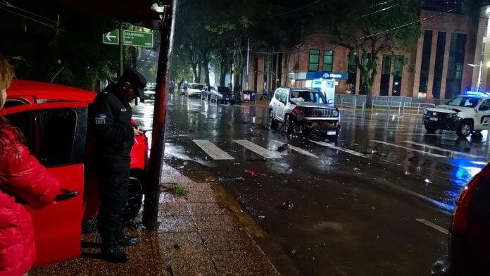 Dos automóviles colisionaron y uno terminó impactando a un local comercial