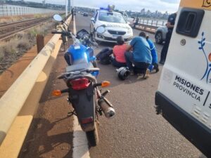 Dos heridos en un choque entre una moto y un auto en el puente Posadas-Encarnación
