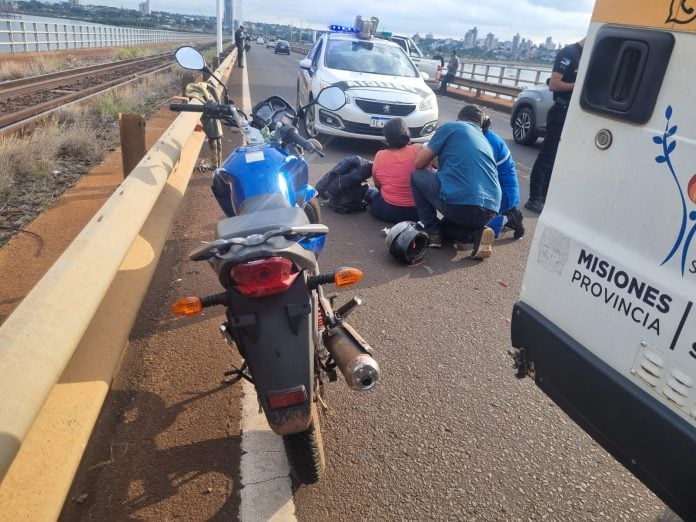 Dos heridos en un choque entre una moto y un auto en el puente Posadas-Encarnación
