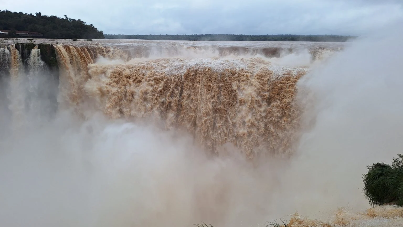 Las Cataratas del Iguazú deslumbran con un caudal cuatro veces superior al habitual