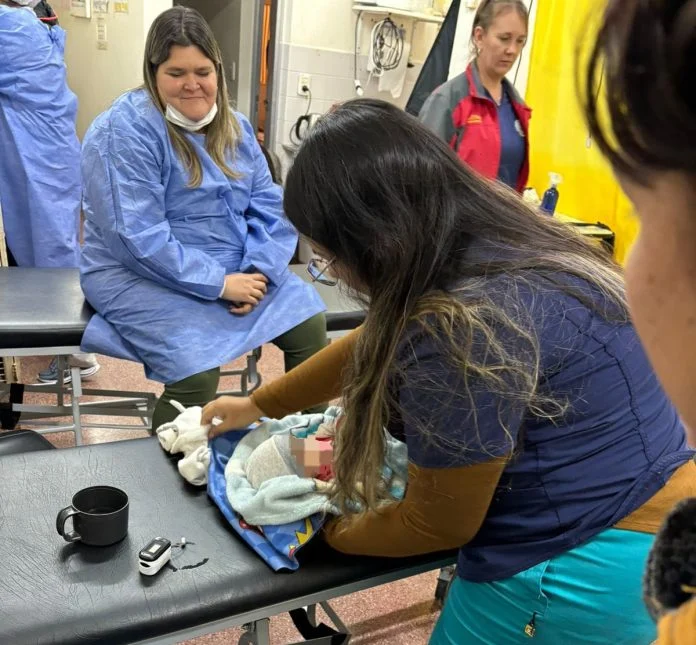 Policías lograron reanimar a un bebé que no podía respirar y le salvaron la vida