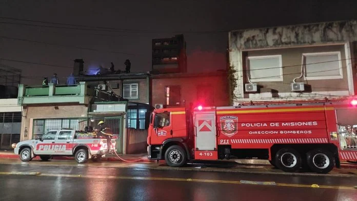 Se incendió una chimenea y el fuego alcanzó el techo de una vivienda