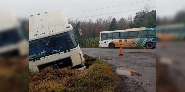 Un camión despistó tras esquivar a un colectivo sobre la Ruta Nacional 12