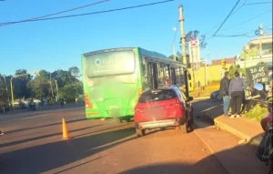 Un colectivo y un auto protagonizaron un fuerte choque