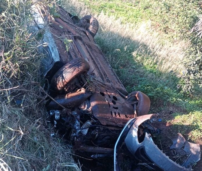 Un joven despistó y su auto quedó invertido al costado de la ruta