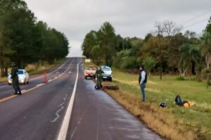 Un motociclista impactó contra un toldo desprendido sobre la Ruta 12 en Eldorado