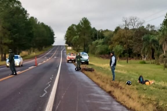 Un motociclista impactó contra un toldo desprendido sobre la Ruta 12 en Eldorado