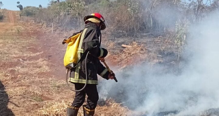 Bomberos lograron controlar incendios en pastizales que afectaron cinco hectáreas