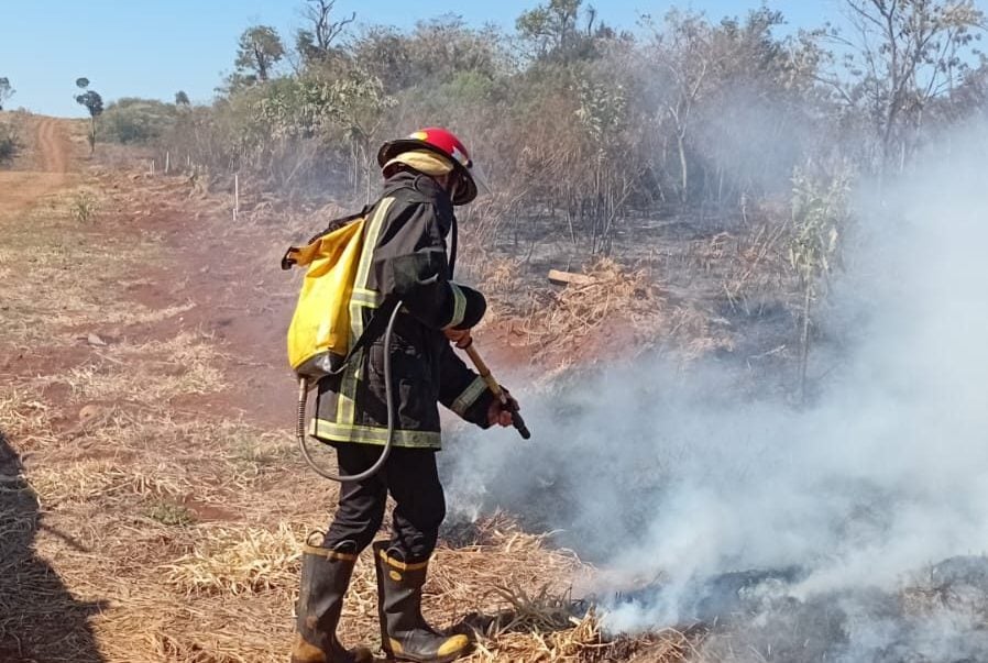 Bomberos lograron controlar incendios en pastizales que afectaron cinco hectáreas