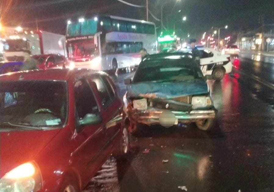 Choque entre dos automóviles generó daños materiales