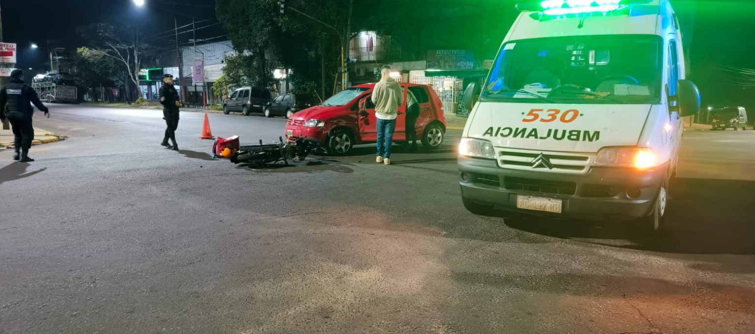Choque entre una moto y un auto dejó un lesionado