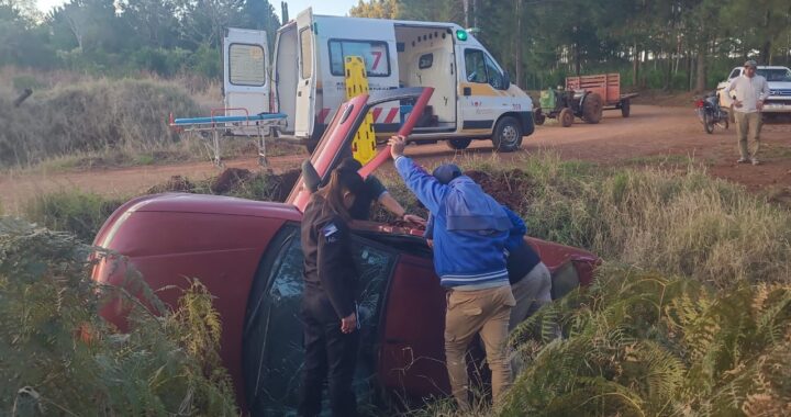 Despistó y terminó con su auto volcado en una alcantarilla