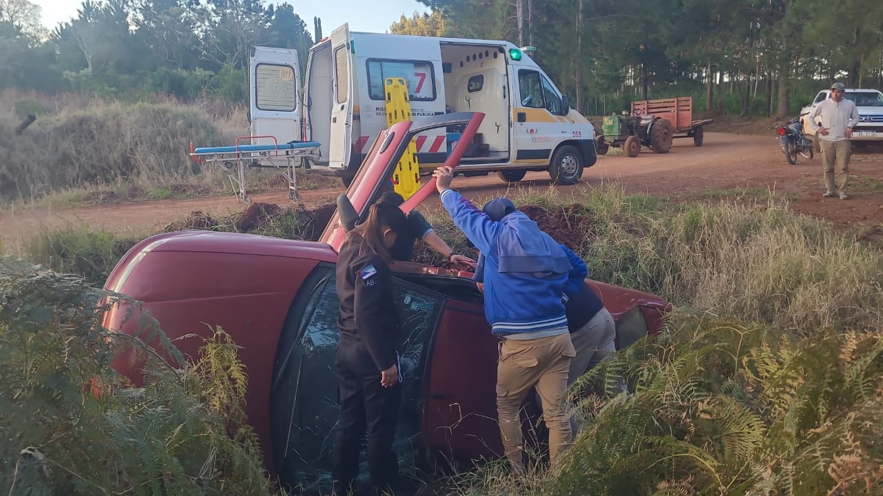 Despistó y terminó con su auto volcado en una alcantarilla