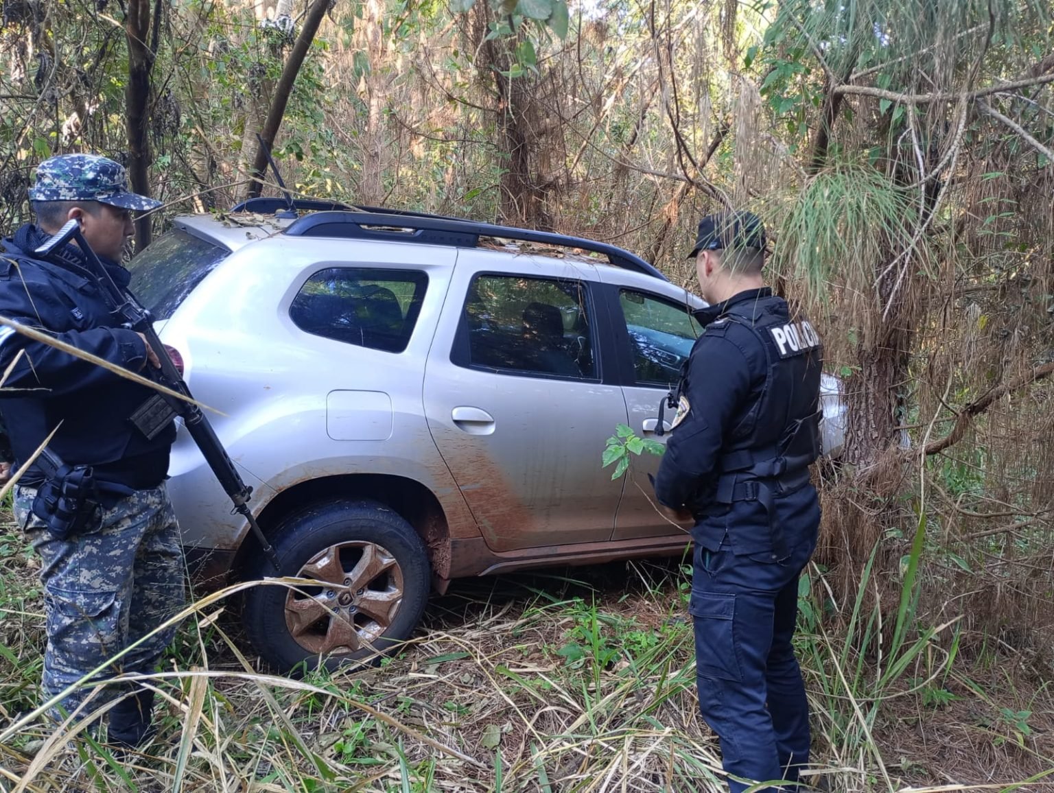 Incautaron una camioneta robada en Brasil que estaba abandonada en Colonia Delicia