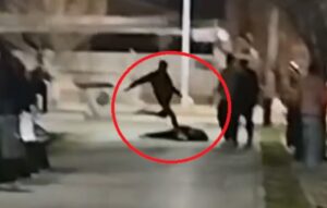 Lo dejaron inconsciente y le dieron una patada criminal en la cabeza