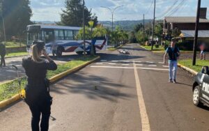 Motociclista de 17 años resultó herido tras chocar con un colectivo