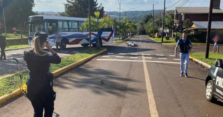 Motociclista de 17 años resultó herido tras chocar con un colectivo