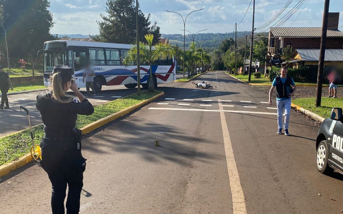 Motociclista de 17 años resultó herido tras chocar con un colectivo