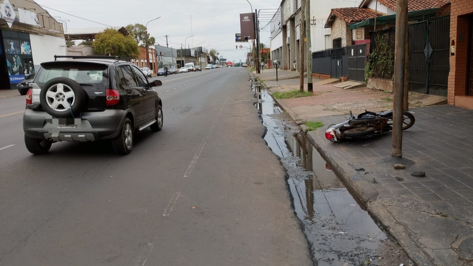 Motociclista hospitalizada tras ser embestida por un auto al despistar