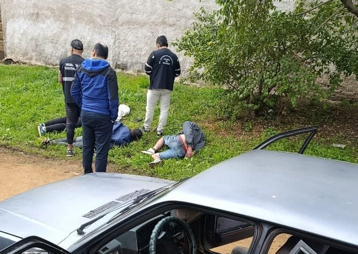 Persecución y detención de cuatro hombres que huían en un auto robado
