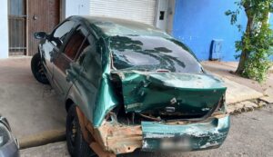 Salió marcha trás del lavadero y terminó chocando con un auto estacionado