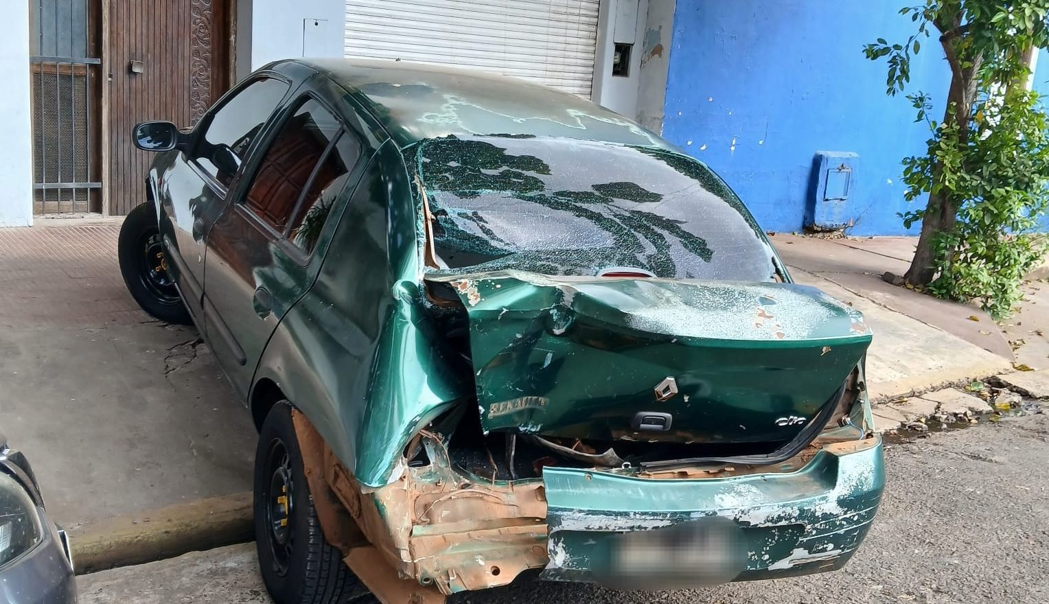 Salió marcha trás del lavadero y terminó chocando con un auto estacionado