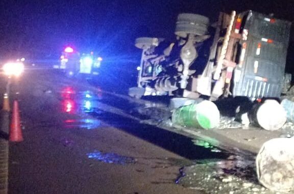 Un camión despistó y volcó sobre Ruta Nacional 14