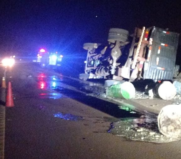 Un camión despistó y volcó sobre Ruta Nacional 14
