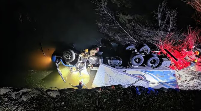 Un camión perdió el control y terminó dentro de un río