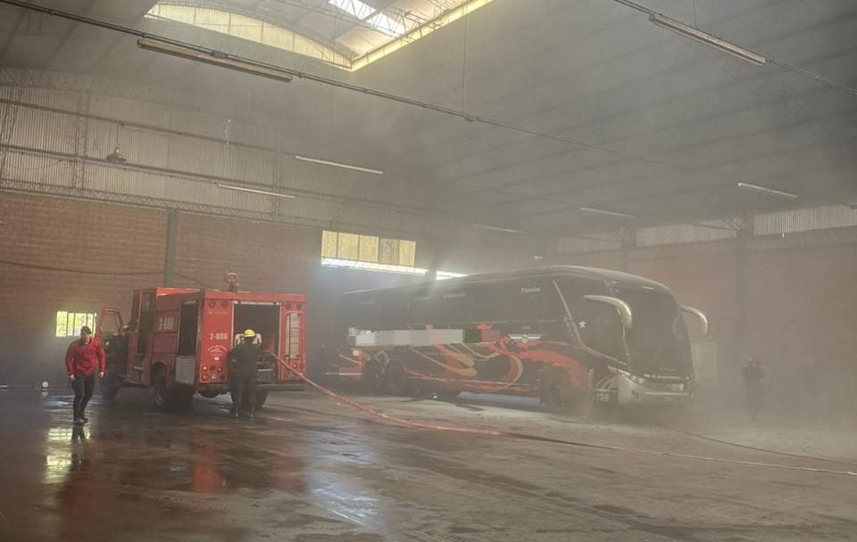 Un colectivo se incendió en el predio de una empresa de transporte
