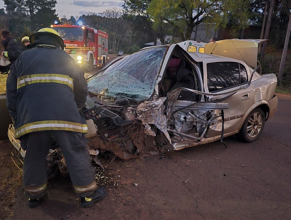 Un hombre de 51 años murió en un choque frontal entre un auto y un camión