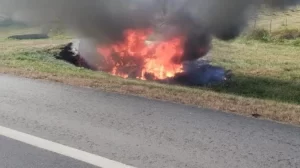 Un hombre y una mujer murieron calcinados luego de volcar con su auto