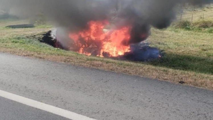 Un hombre y una mujer murieron calcinados luego de volcar con su auto