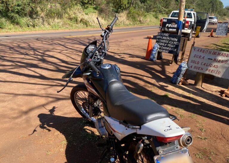 Un motociclista chocó contra una camioneta
