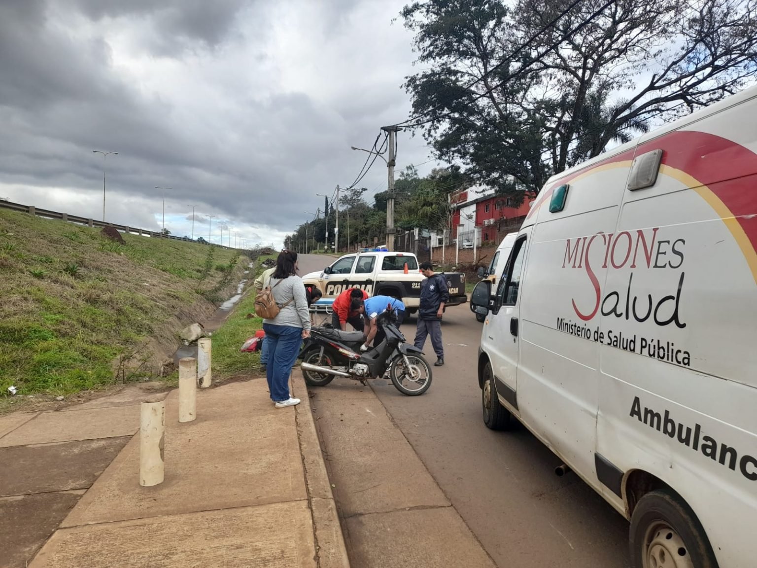 Un motociclista de 44 años atropelló a un peatón que intentaba cruzar la calle
